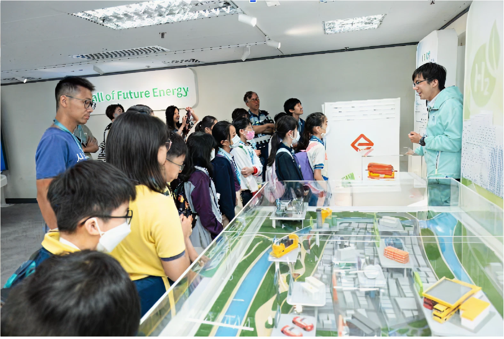 Students visit the exhibition halls at Towngas Headquarters to learn our new energy businesses.
