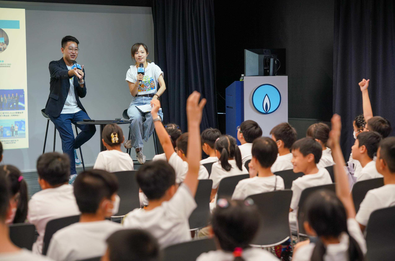 Students joined a dialogue session with an industry expert. 