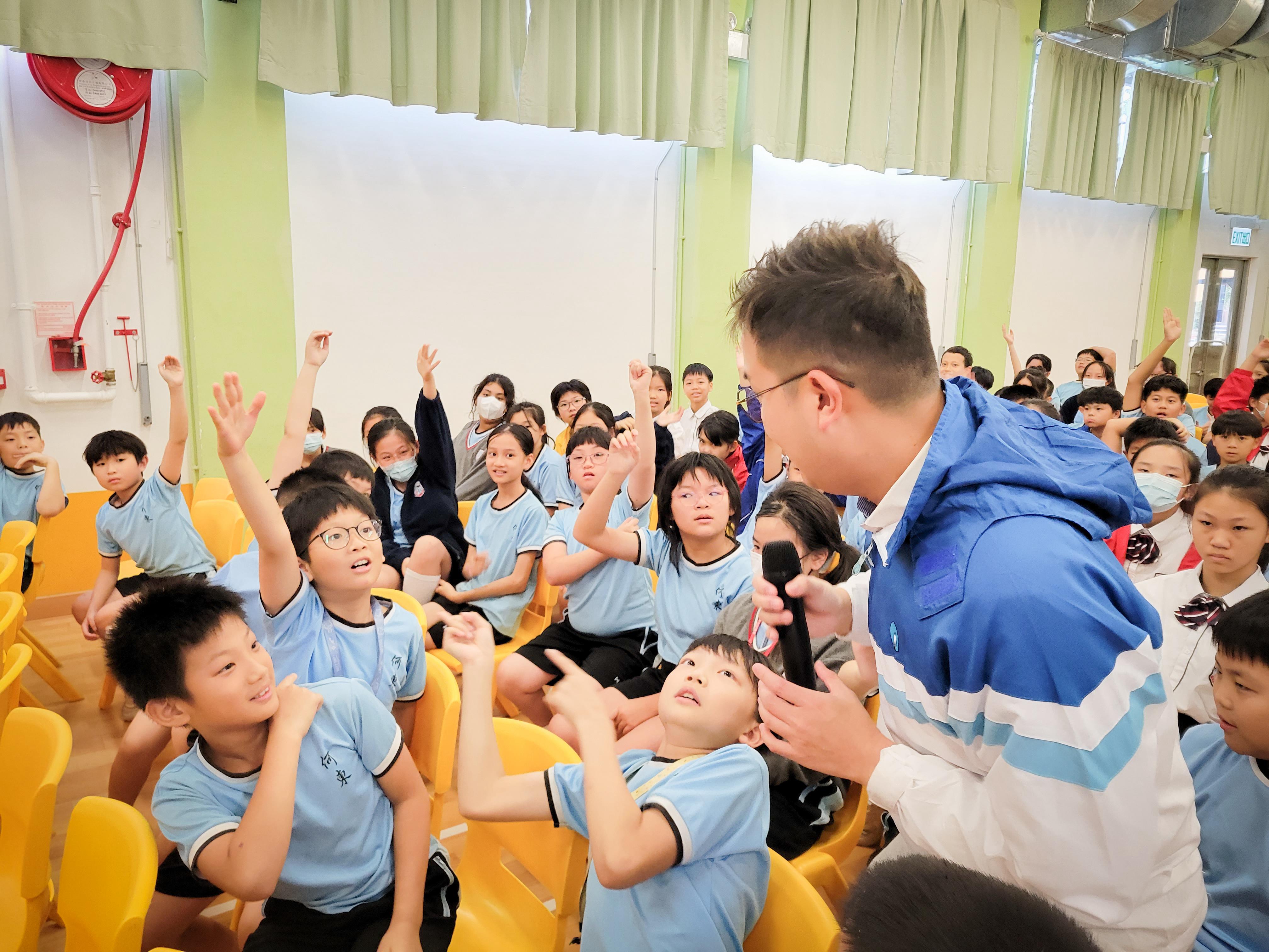 Our school talks introduce topics including future energy, climate change, innovation and technology to students. 