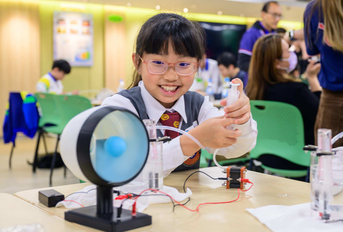 Students participate in water electrolysis experiments, producing hydrogen and generating power through fuel cells. 