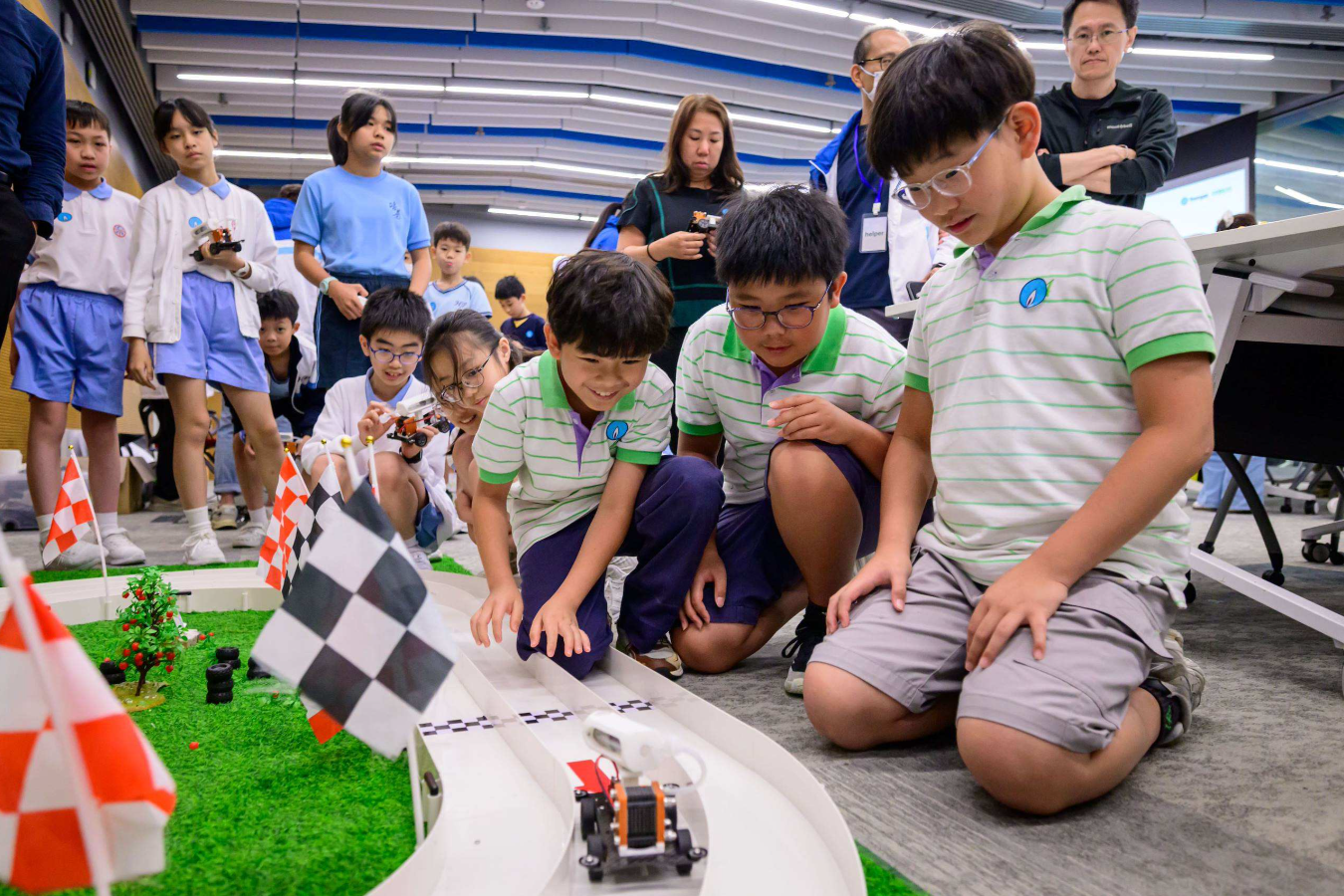 Through hands-on assembly of hydrogen-powered model cars, students gain a practical understanding of how hydrogen fuel cells work.